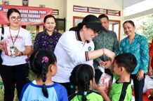 Bunda PAUD Kembali Bagikan PMT dan APE Bagi Siswa dan Anak PAUD di TK Negeri Kerambitan BUNDA PAUD