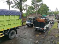 Sambil Tunggu Perbaikan, Camat Selat Diminta Urug Jalan Rusak Pakai Krikil Secara Swadaya Jalan Rusak