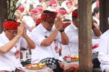 Purnama Sasih Jiyestha, Bupati Tabanan Sembahyang Bersama di Padmasana Kantor Bupati dan Pura Luhur Batukau Purnama