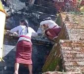 Diduga Cari Jalan Pintas, Oknum Pemedek Merayap di Pagar Pura Besakih Viral Pemedek Manjat