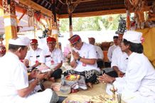 Bupati Sanjaya Ngupasaksi Karya Pitra Yadnya Ring Pura Puseh lan Bale Agung Desa Adat Pacung Penebel Yadnya