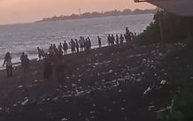Aksi Heroik Warga Selamatkan Dua Bocah Terseret Arus Pantai Yehmalet Heroik