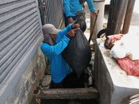 Antisipasi Banjir, PUPR Denpasar Rutin Bersihkan Sampah di Sungai, Drainase dan Saluran Air Pasukan Biru Prokasih