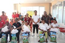 Sasar Penyandang Disabilitas dan Lansia, Wawali Arya Wibawa Salurkan Paket Sembako Dari Kementerian Sosial Bantuan Paket Sembako