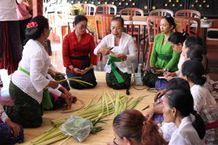 Ketua WHDI Kota Denpasar Buka Pelatihan Membuat Banten Otonan di Banjar Tegal Kuwalon Pelatihan Membuat Banten Otonan