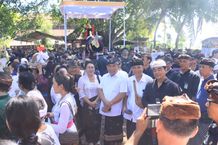 Sampaikan Duka Mendalam, Bupati Tamba Hadiri Pelebon Putra Kedua Wabup Jembrana Upacara Pengabenan