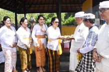 Serangkaian Pelaksanaan Posyandu Paripurna, Ketua TP PKK Kota Denpasar Ajak 240 Orang Lansia Tirta Yatra Tirta Yatra