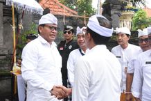 Sekda Kota Denpasar Hadiri Pujawali di Pura Swagina Taman Sari Pujawali