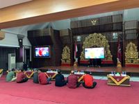 Minim Peralatan, Pemda Karangasem Gelar Nobar Kecil-Kecilan Nobar Karangasem