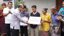 Pemprov Bali melalui Inspektorat dan BRIDA Berikan Bantuan Kemanusiaan Untuk Dua Anak Yatim Piatu di Desa Penaban Bantuan Kemanusiaan