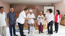 Serahkan Bantuan ke Panti Sosial di Buleleng, Pj Gubernur Bali Ucapkan Terima Kasih Kepada Tenaga Perawat Serahkan Bantuan