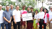 ‘Pemprov Bali Hadir’, Serahkan Bantuan Bedah Rumah Kepada Dua Warga Kurang Mampu di Buleleng Bantuan Bedah Rumah