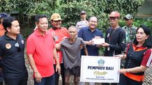 ‘Pemprov Bali Hadir’ Serahkan Bantuan Untuk 2 Keluarga Kurang Mampu di Karangasem Pemprov Bali Hadir