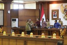 DPRD Bali Berikan Tanggapan Terhadap Raperda Insentif Investasi dan Pengarusutamaan Gender DPRD Bali