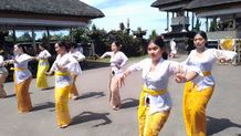 Tari Rejang Iringi Bhakti Penganyar Pemkab Buleleng di Pura Agung Besakih Tari Rejang