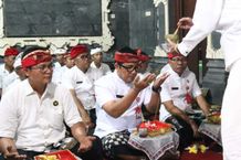 Bupati Sanjaya Hadiri Upacara Pujawali Ageng Mapedudusan Alit di Luhur Pura Taman Pura Taman