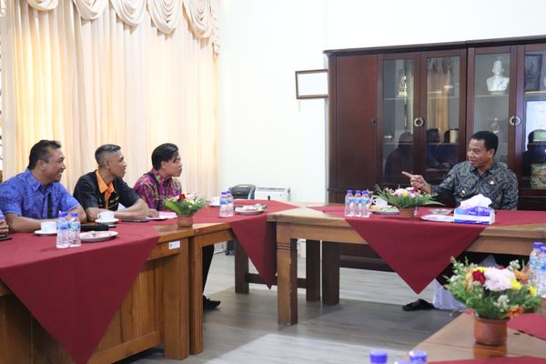 Perjuangkan Status Kepegawaian