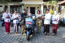 Percepat Penurunan Stunting Lewat Pengendalian Penduduk, Wali Kota Jaya Negara Serahkan Secara Simbolis Kendaraan Untuk Operasional Akseptor KB Akseptor Keluarga Berencana