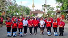 Sariasih Sedana Arta Serahkan Paket Sembako Kepada Petugas Kebersihan Alun-alun Bangli Sembako