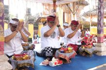 Bupati Sanjaya Hadiri Rangkaian Karya Ngenteg Linggih Krama Banjar Kekeran Bupati Sanjaya