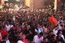 Bupati Sanjaya Duduk Lesehan, Nobar Timnas Bersama Ribuan Warga Tabanan Nobar