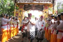 Bupati Sanjaya Apresiasi Krama Banjar Umadiwang Marga dan Batulumbang Selemadeg Yadnya