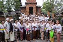 TP PKK Kota Denpasar Ajak Lansia Tirta Yatra di Pura Tanah Lot Tirta Yatra