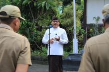 Sekda Alit Wiradana Pimpin Apel Disiplin ASN di Kantor Kesbangpol Kota Denpasar Ingatkan Jaga Komitmen dan Integritas apel disiplin