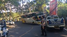 Gara-gara Kabel Fiber Kendor, Bus Angkut Pelajar Tertimpa Tiang Listrik Tertimpa Tiang Listrik