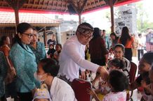 TP PKK Kota Denpasar Bagikan Ratusan PMT Bagi Ibu Hamil dan Balita di Densel Bagikan Ratusan PMT