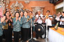 Ketua GOW Kota Denpasar Tutup Posyandu Paripurna Tahun 2024 di Banjar Semawang, Terus Komitmen Tingkatkan Pelayanan Kesehatan Masyarakat Menutup Posyandu Paripurna Tahun 2024