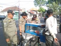 Kelurahan Sesetan Tertibkan PKL Yang Jualan di Atas Trotoar Tertibkan PKL