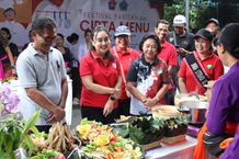 Ayu Kristi Arya Wibawa Tinjau Bulan Bakti Gotong Royong Desa Sumerta Kelod Bulan Bakti Gotong Royong