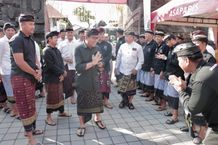 Wawali Arya Wibawa Buka Lomba Mekendang dan Tari Topeng Keras Desa Padangsambian Kelod Lomba Mekendang dan Tari