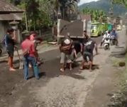 Sopir Truk Urug Jalan Berlubang dengan Pasir Sopir Truk Urug Jalan
