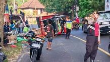 Truk Angkut Kayu dan Motor Terguling di Antiga, Sopir Luka Ringan truk
