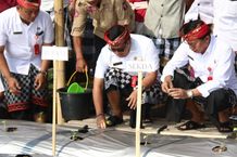 Perhatian Terhadap Sektor Pertanian, Bupati Tabanan Tanam Cabai Bersama KWT Dukuh Mesari, Desa Bongan Tanam Cabai