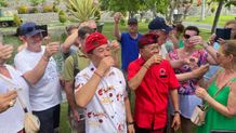 Rombongan Wisatawan Mancanegara Terpikat oleh Sensasi Arak Bali di Karangasem Arak Bali