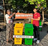 Tingkatkan Kesadaran Menjaga Pantai, BPR Nur Abadi Rayakan HUT ke-34 dengan Bersih-bersih dan Tempat Sampah BPR NUR