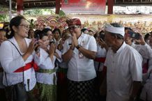 Bupati Sanjaya Hadiri Upacara Ngaben Bersama di Desa Tista dan Marga Tabanan