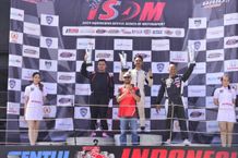 Duo Pembalap Muda Tim Honda Racing Indonesia Dominasi Putaran Kedua Kejurnas Balap Mobil ISSOM Musim 2024 Naik