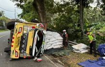 Truk Muat 12 Ton Kopi Terguling di Jalur Antiga, Lalu Lintas Sempat Tersendat Terguling