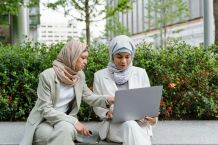 8 Inspirasi Baju Kerja Wanita Hijab yang Elegan dan Stylish Wanita Hijab