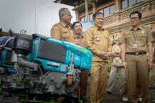 Bupati Bangli Serahkan 20 Unit Traktor Kepada Kelompok Tani traktor