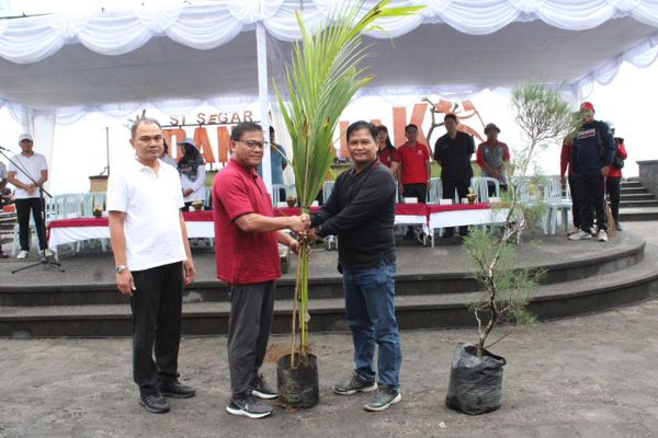 Aksi Bersih Pantai dan Penanaman Pohon