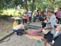 Sopir Truk Ditemukan Tergeletak Tidak Bernyawa di Depan Pura Labuan Aji evakuasi jenazah