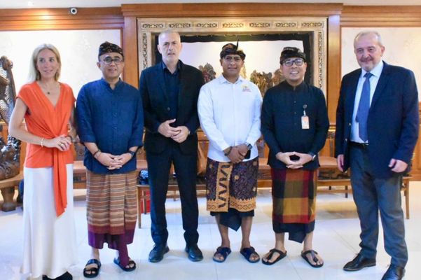 Terima Kunjungan Wali Kota Piraeus Yunani