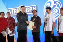 Wawali Arya Wibawa Hadiri Reforma Agraria Summit 2024, Juga Diserahkan 31 Sertipikat Elektronik Dari Kementerian ATR/BPN Kepada Pemkot Denpasar RA Summit Bali 2024
