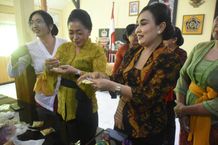 Hadiri Pelatihan Kerajinan Kain Perca di Kelurahan Kesiman, Ketua WHDI Dorong Kreativitas Jadi Karya Bermanfaat Kerajinan Kain Perca