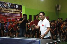 Wawali Arya Wibawa Melakukan Servis Pertama Sebagai Tanda Pembukaan Kejuaraan Tenis Meja Se-Bali Porwaja Cup 2024 Porwaja Cup 2024